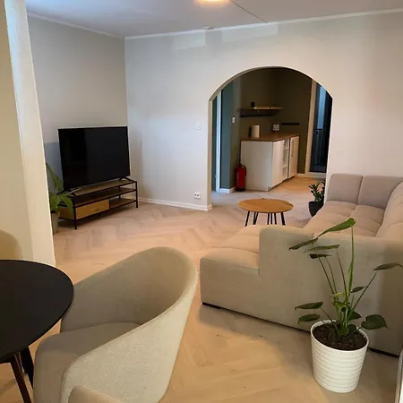 Apartment 4 Bedroom Modern - Central! *