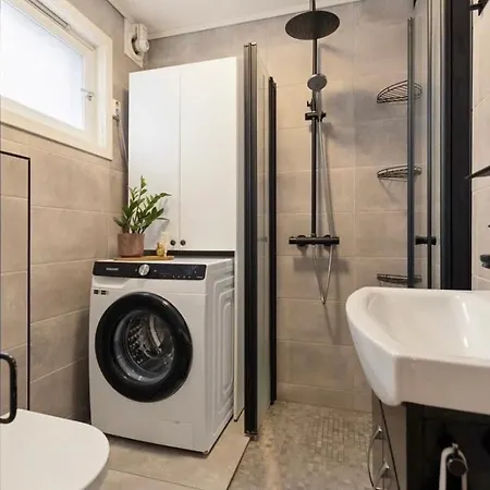 4 Bedroom Modern - Central! Apartment